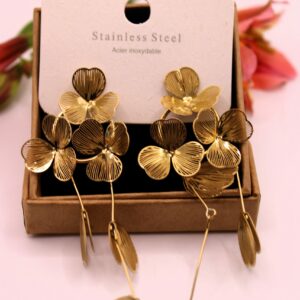 Boucle d'oreille fleur avec pétales pendantes