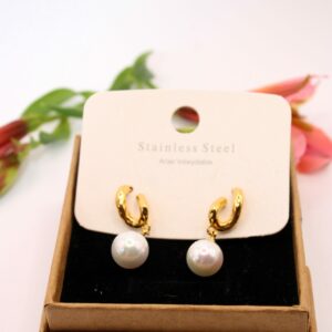 Boucle d'oreille pendante avec petite perle