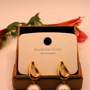 Boucle d'oreille pendante avec petite perle