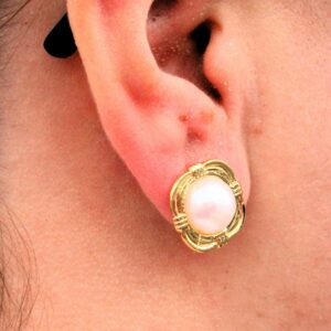 Boucle d'oreille en forme de fleur et grosse perle