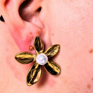 Boucle d'oreille en forme de grand étoile et une perle