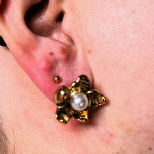 Boucle d'oreille en forme d'étoile avec une perle